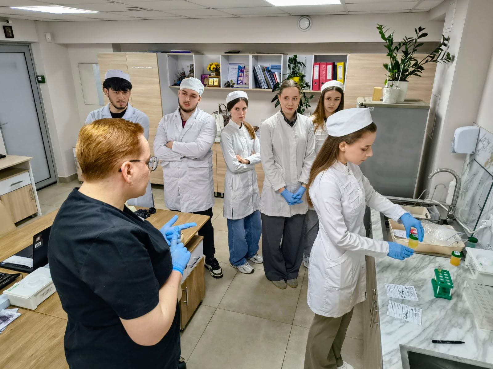Пізнавальна екскурсія до сучасної лабораторії «Медібор»